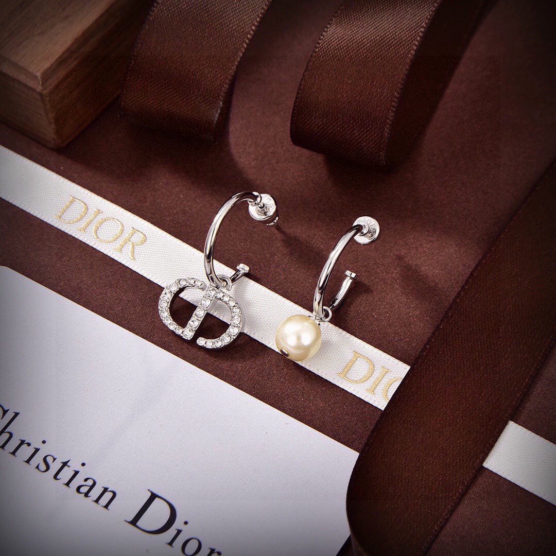 Asymmetrical pearl earrings