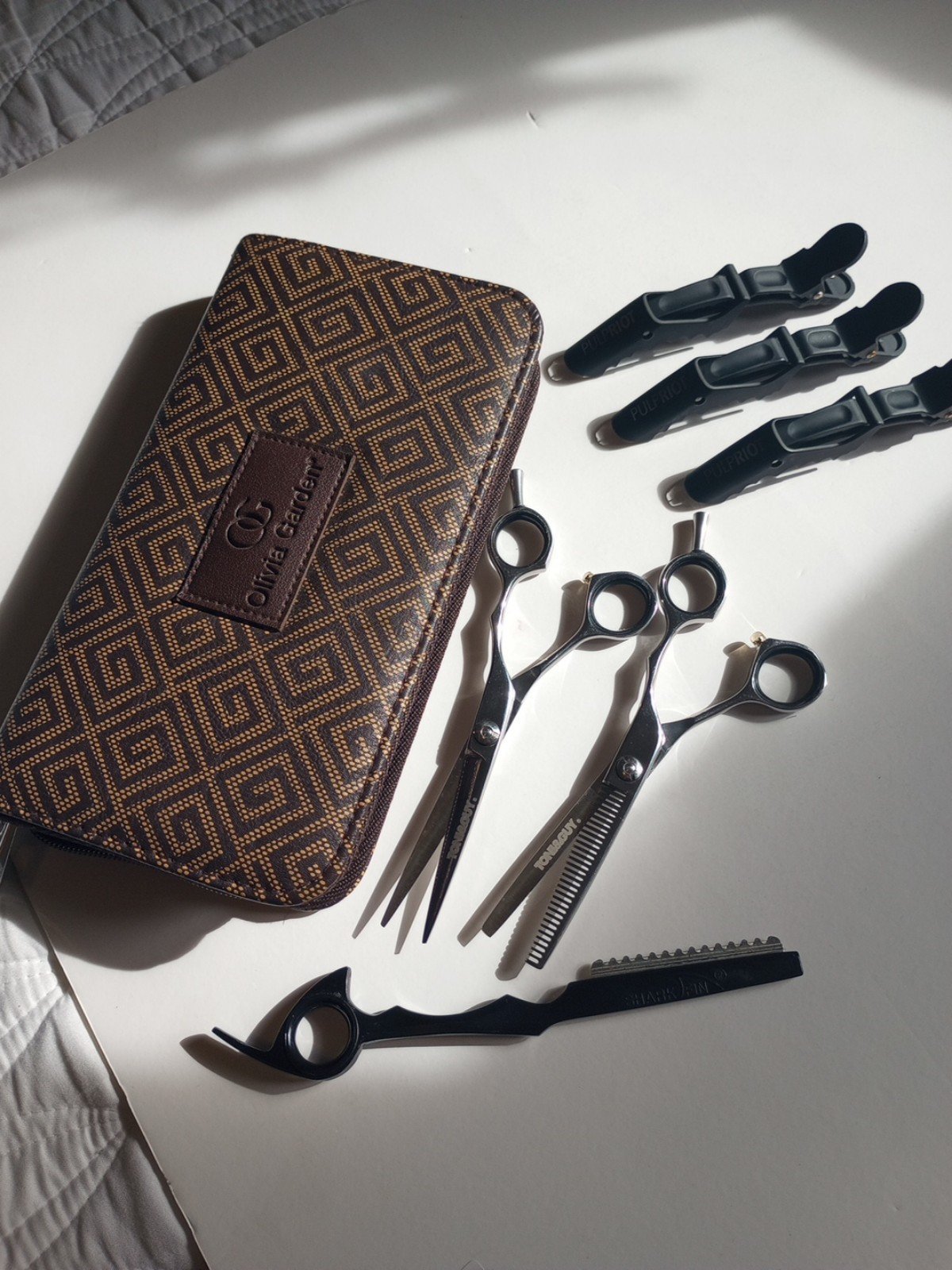 Toni & guy scissors and hair thinning shear's. Includes Olivia garden bag.