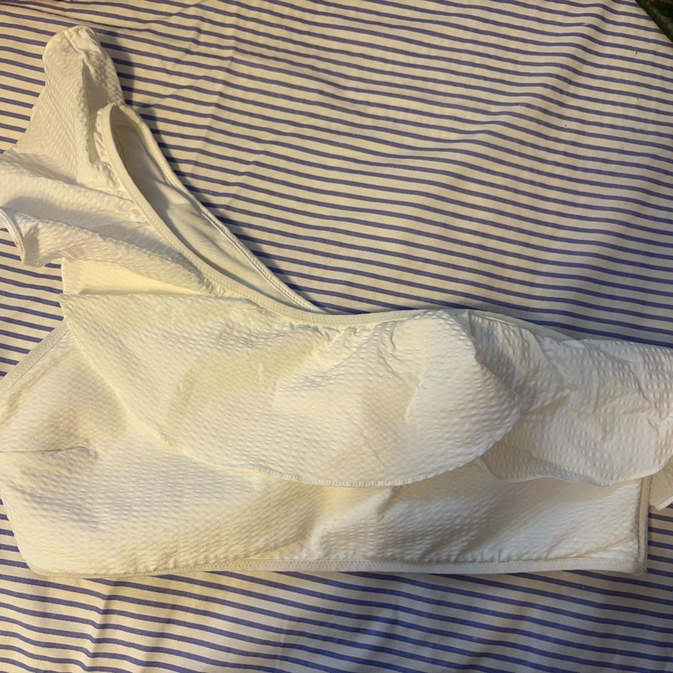 Vineyard Vines Off the Shoulder White Ruffle Bathing Suit Top L