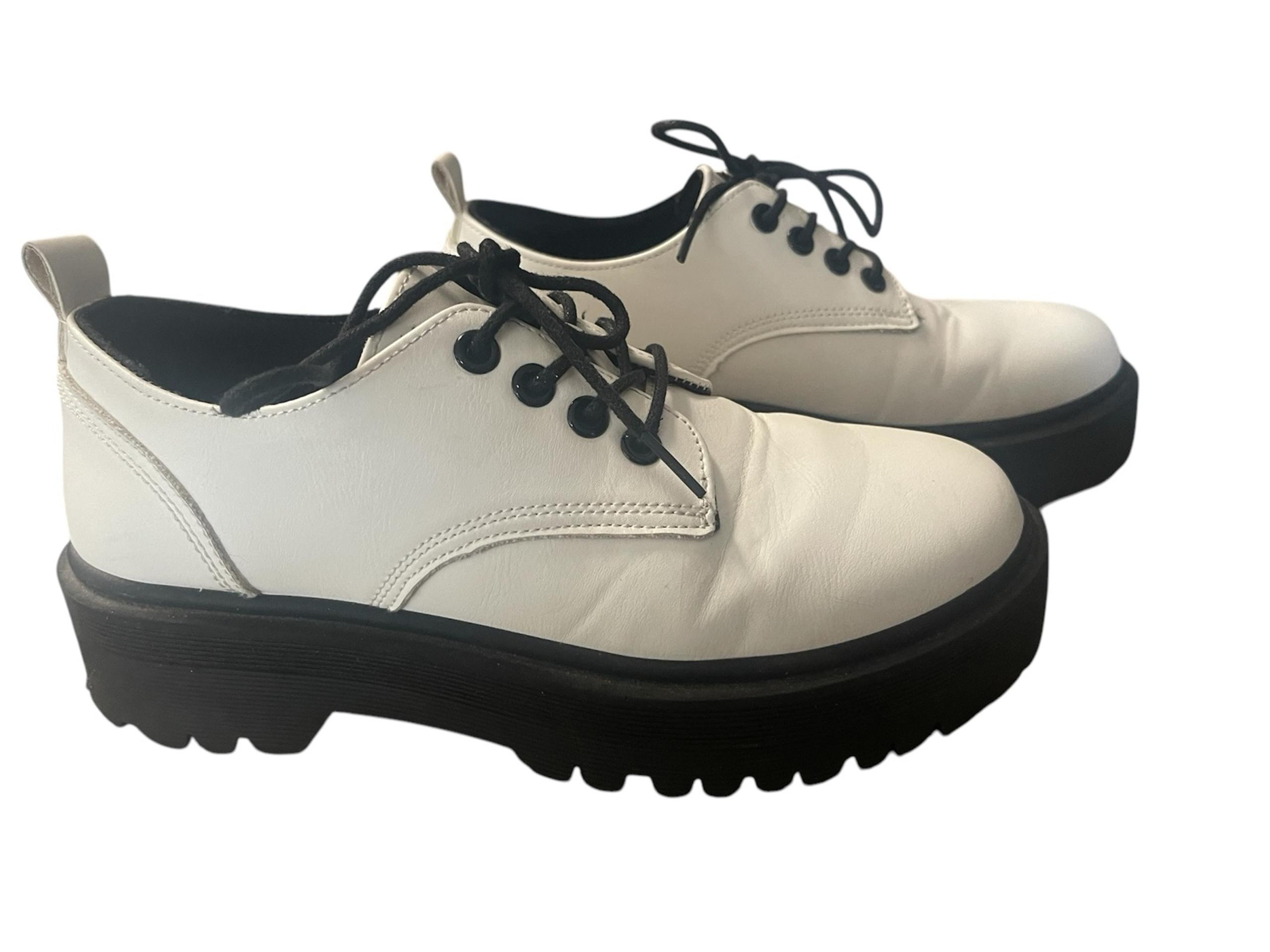 Stylish White Chunky Quid Platform Oxfords with Black Laces
Size Europe 37 US 7