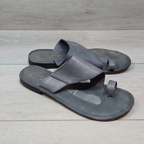 Free People Women Leather Loop Toe flats slide shoes Sandals sz 39.5/9.5