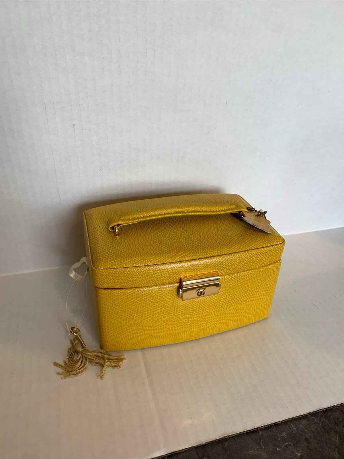 SMALL YELLOW LEATHER TRAVEL JEWELRY BOX / CASE - w/KEY