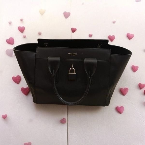 Beautiful Henri Bendel Large 17 Leather Black Satchel Bag Stepped pockets Gold