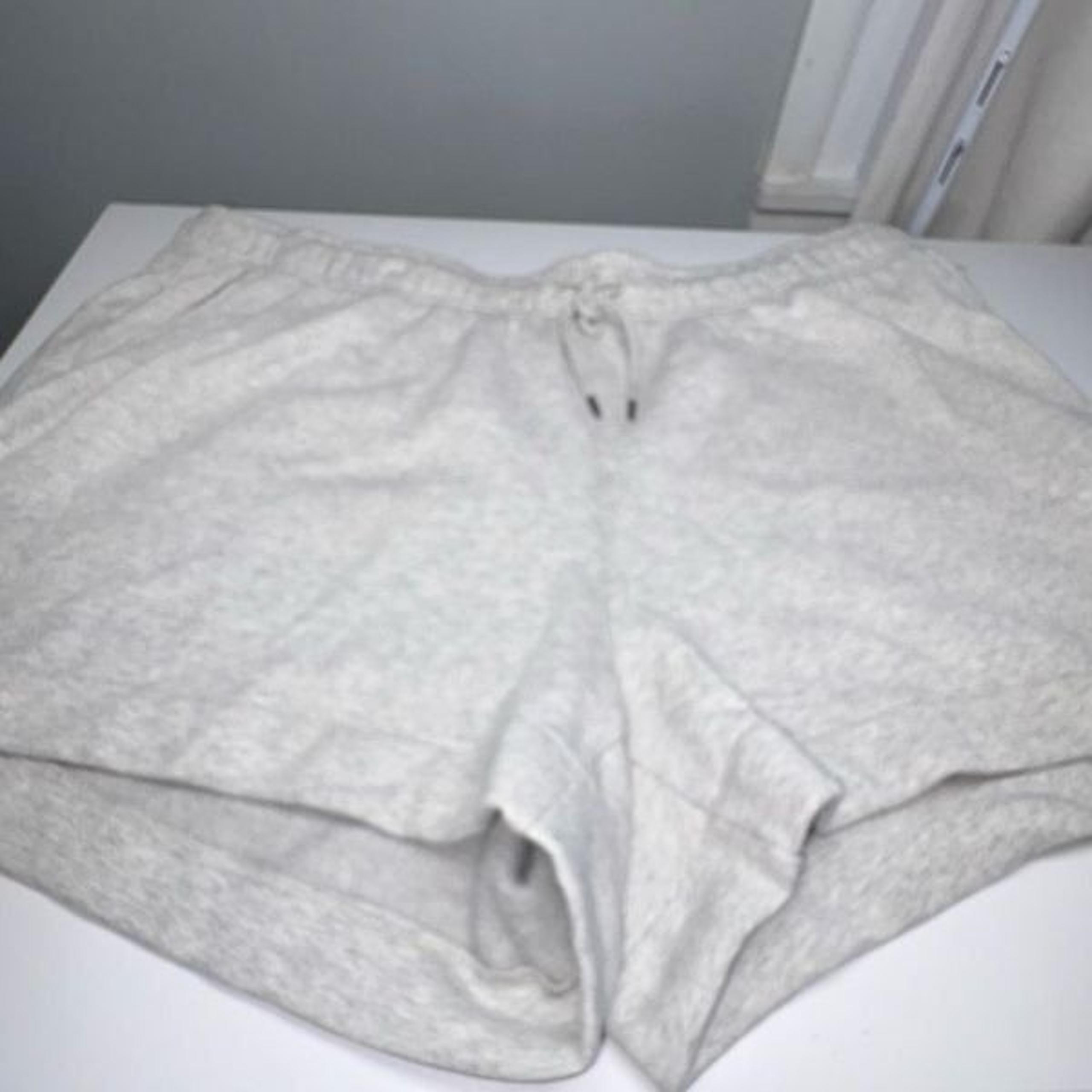 Universal Thread gray Women's Pull-On  Fleece Shorts  plus  size 2x nwot