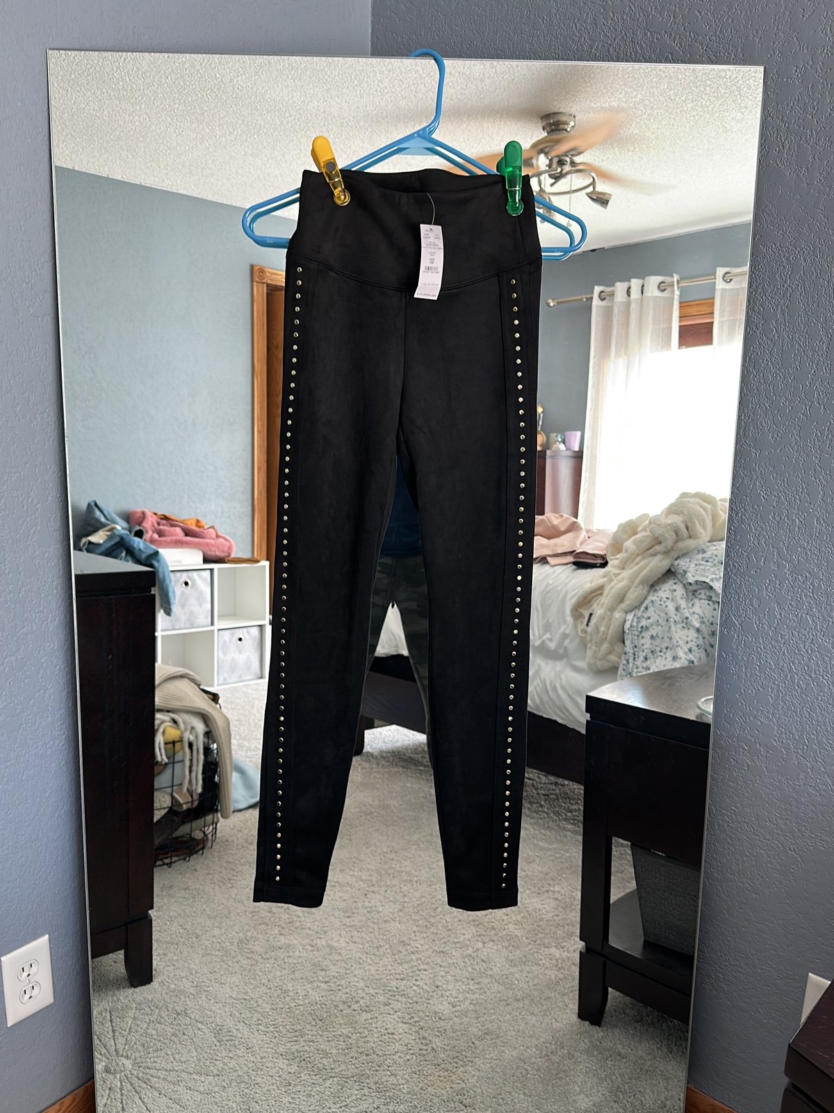 Black runway leggings with good detail on side leg panel