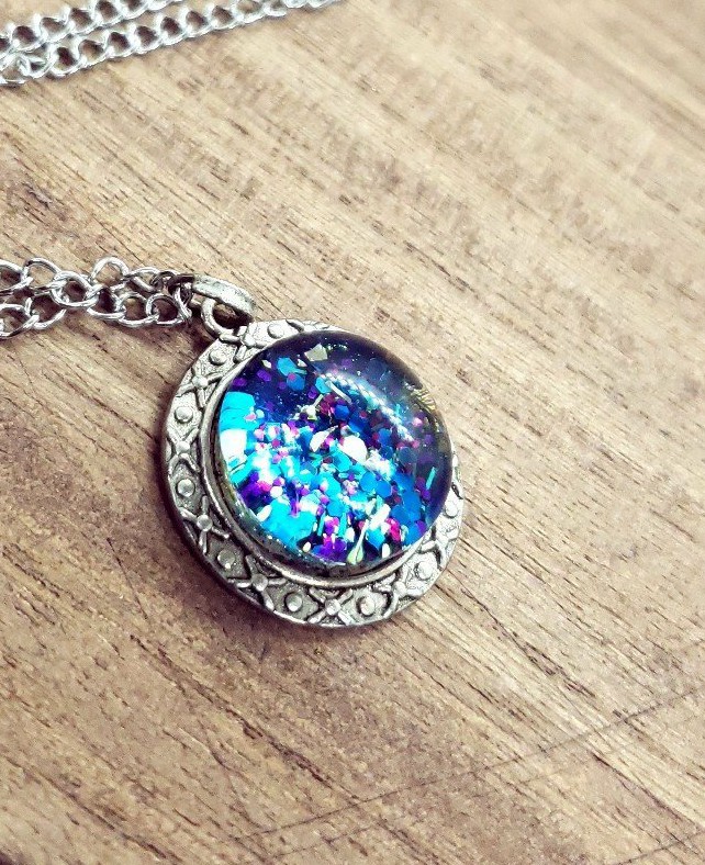 Glass glittery necklace