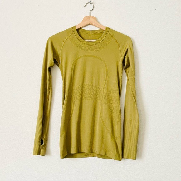 Lululemon SIZE 6 Swiftly Tech Long Sleeve Crew Top in Grape Leaf Silverescent