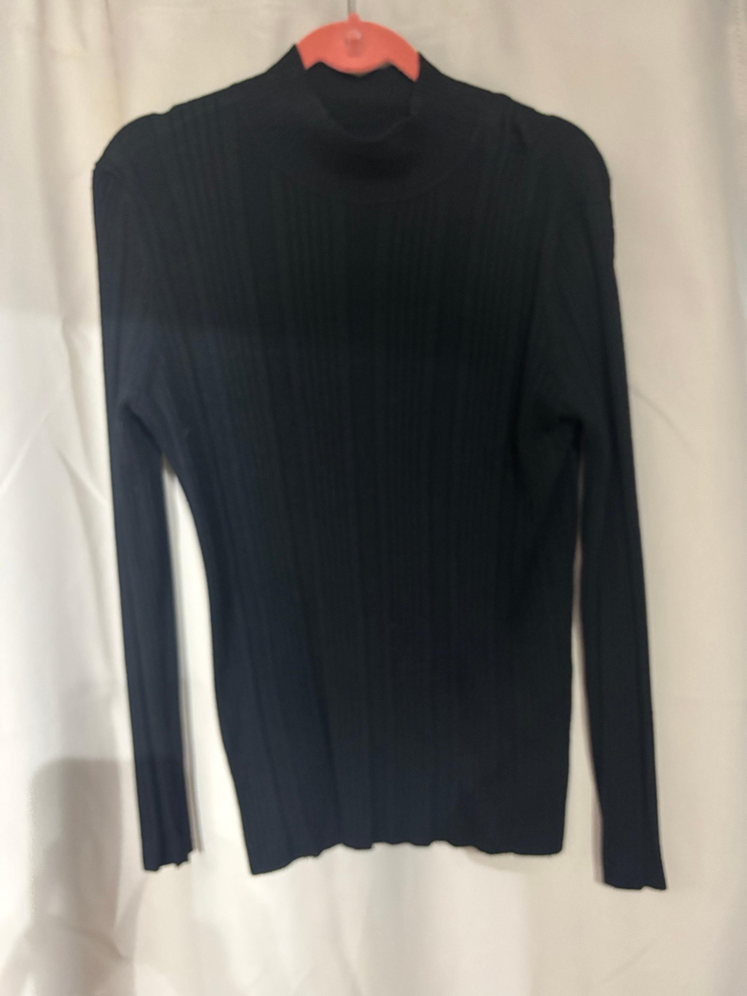 Black ribbed turtleneck sweater 
XL
Massimo TM