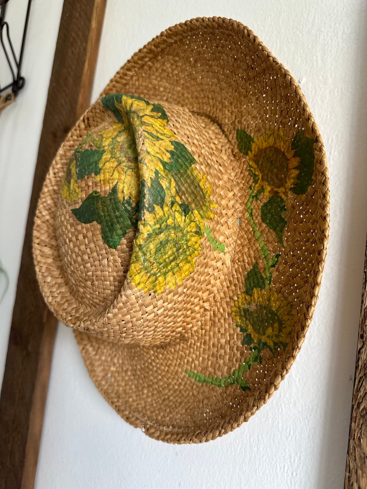VINTAGE GORGEOUS Hand Painted Sunflower Straw Summer Hat SOO pretty. It would lo