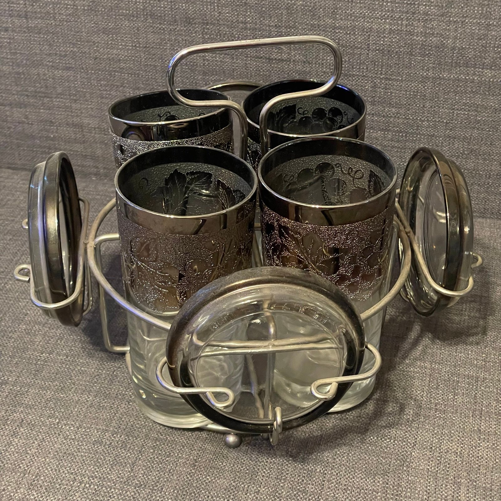 MCM Silver Dorothy Thorpe Glass Tumbler Set of 4 W Coasters Carrier Grape Vines