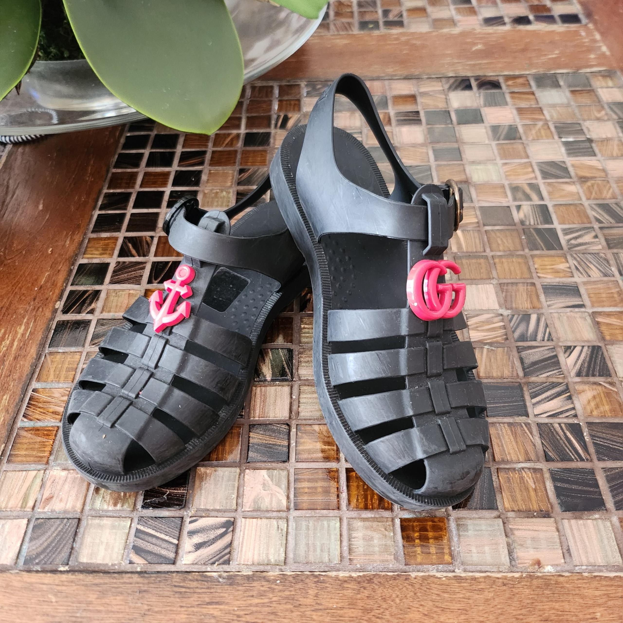 Gucci signature rubber sandals size 28