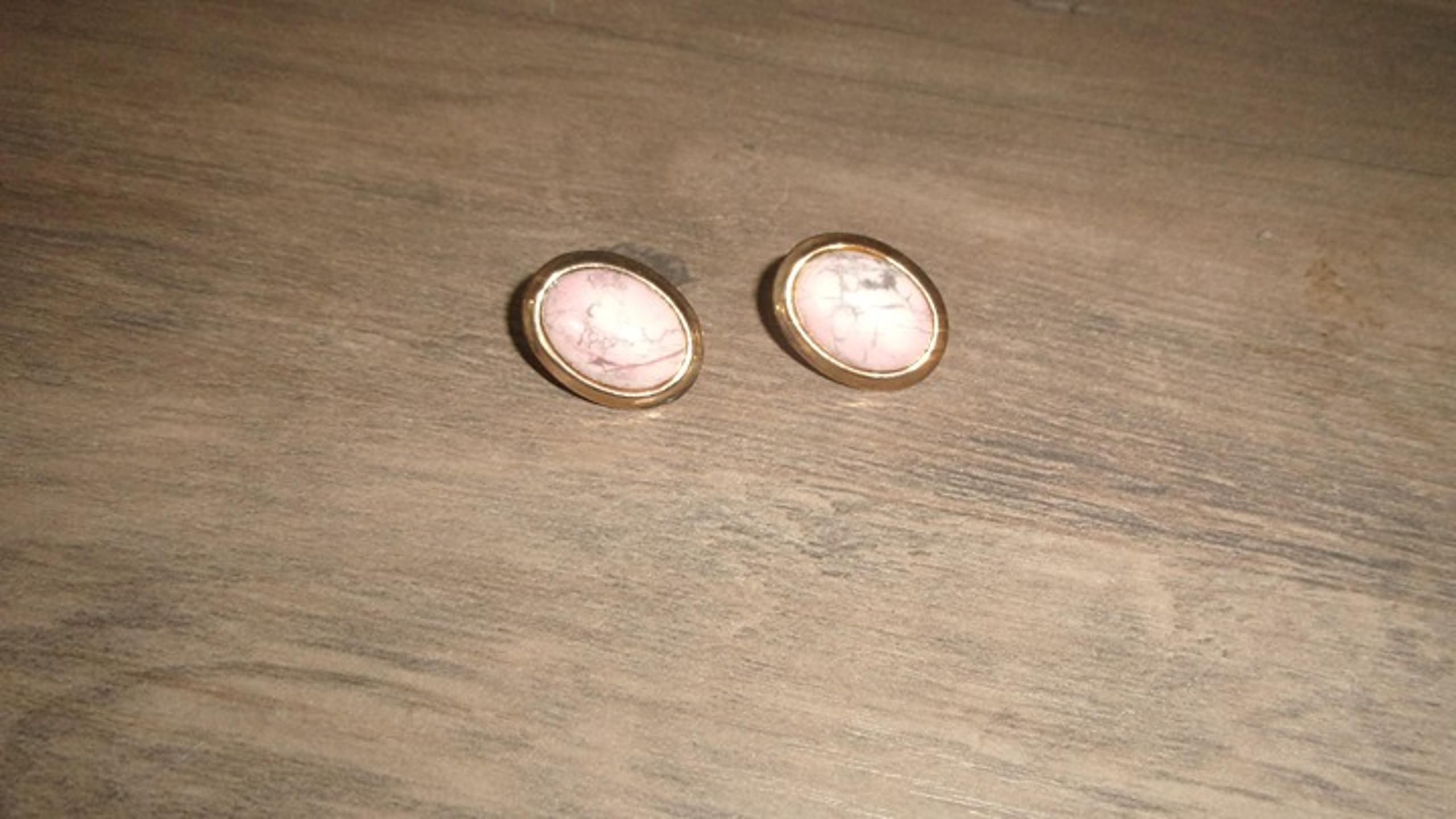 Clip earrings gold tone pink marbled glass
