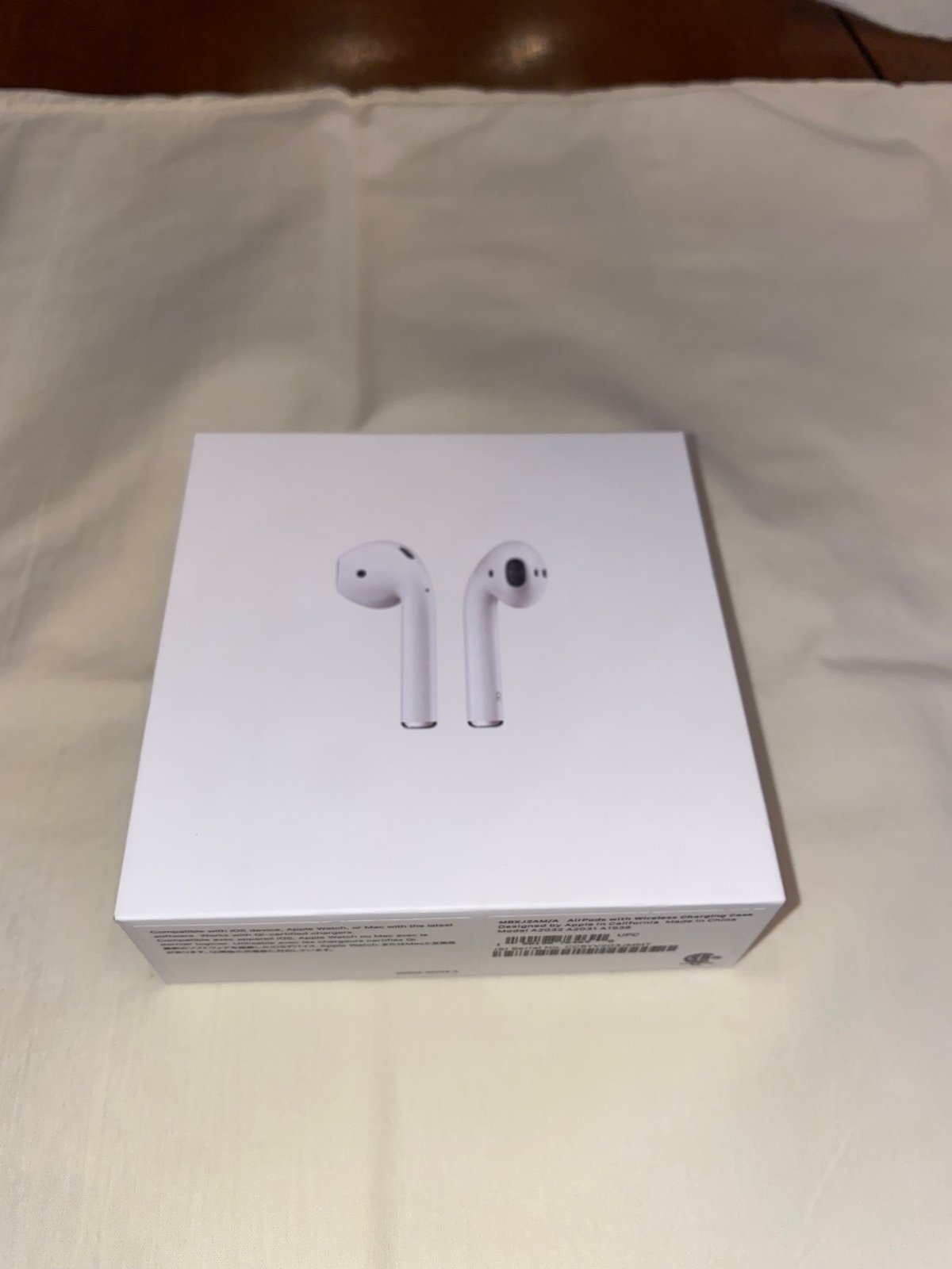 Apple AirPods 2nd Generation with Wireless Charging Case in White