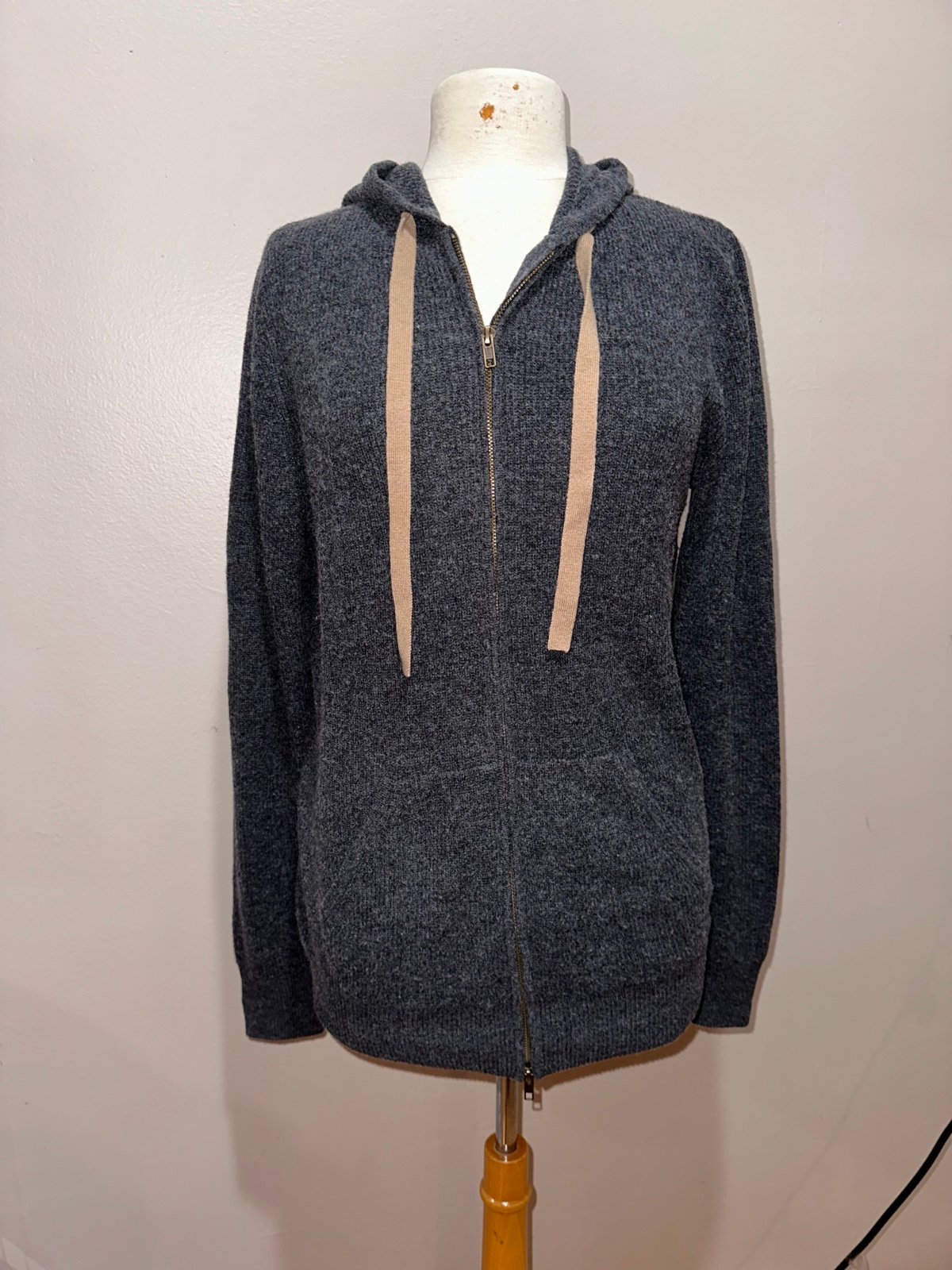 Hoodies & Sweatshirt in Black jacket