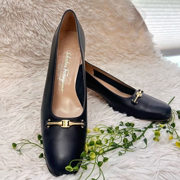 Salvatore Ferragamo Vintage Navy Leather Pumps Gold tone Band accent 9.5AA