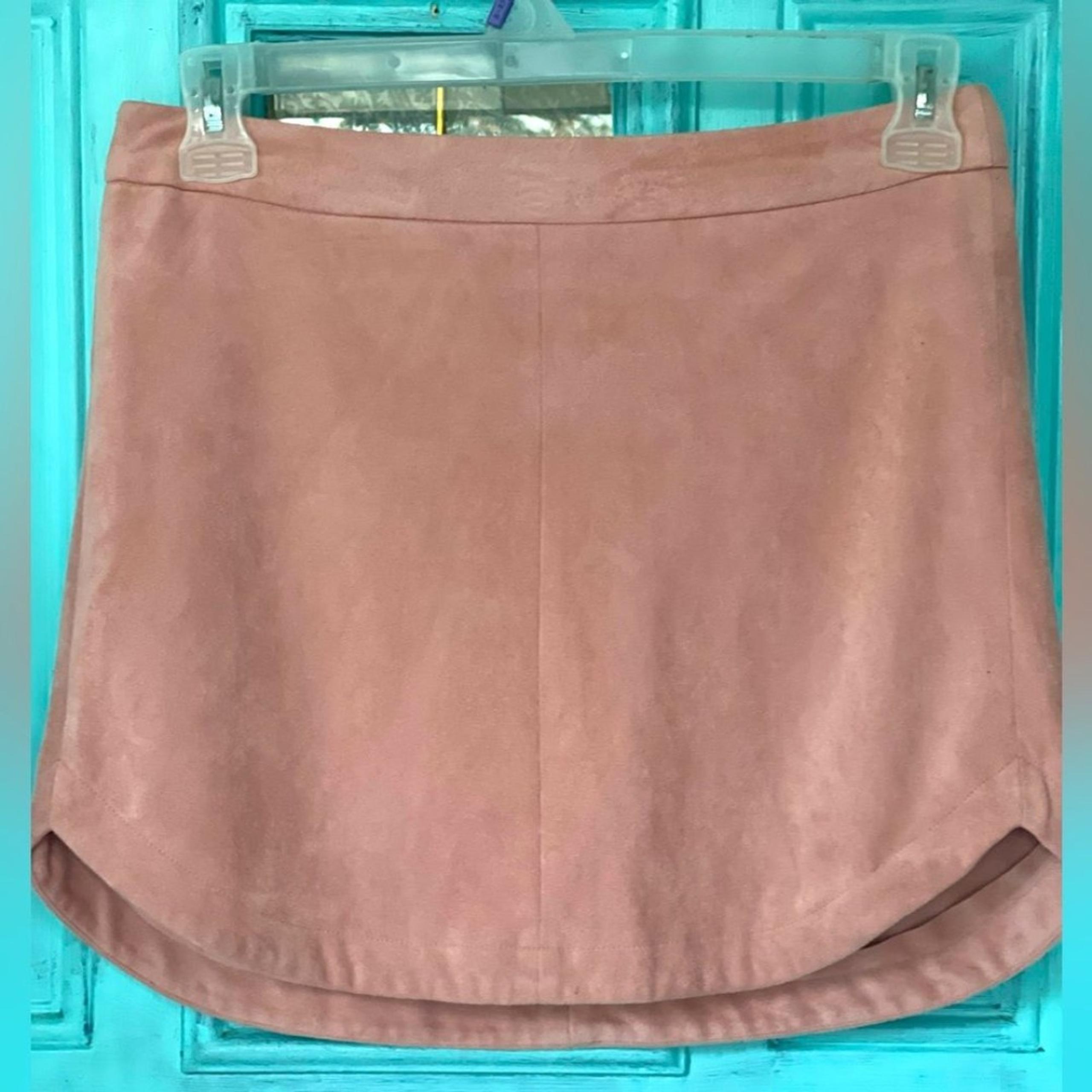 B B Dakota Suede Like Pink skirt size 4