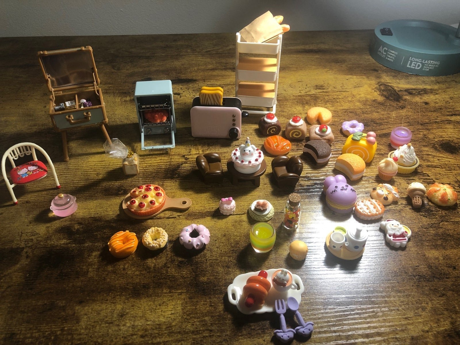 doll house furniture and miniatures