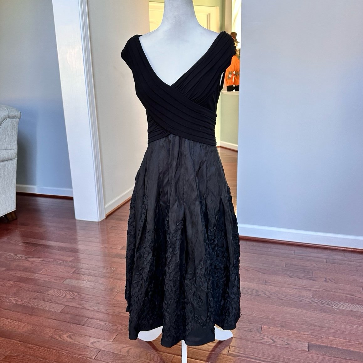 Vintage Adrianna Papell Black V Neck 3D Floral Feminine Cocktail Dress Size 6