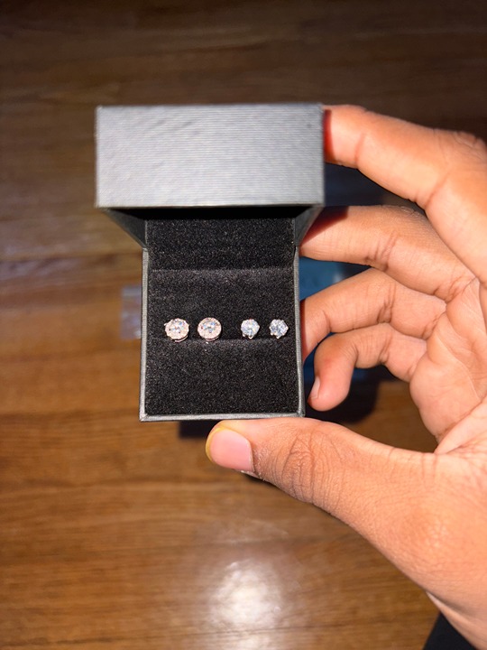 2 Moissanite Diamond earrings