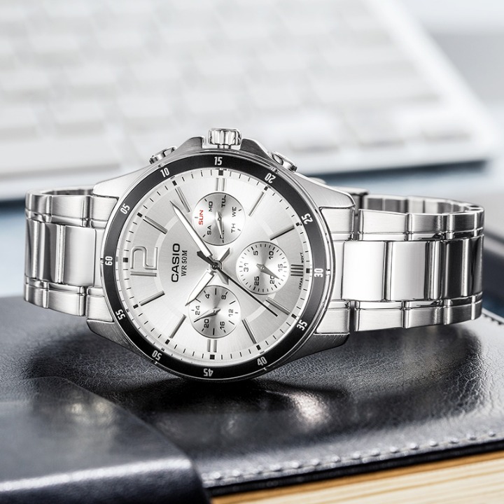 Three-eye casual quartz watch