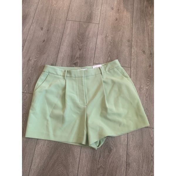 Nine West high rise shorts straight through hip & Thigh hits at midthigh