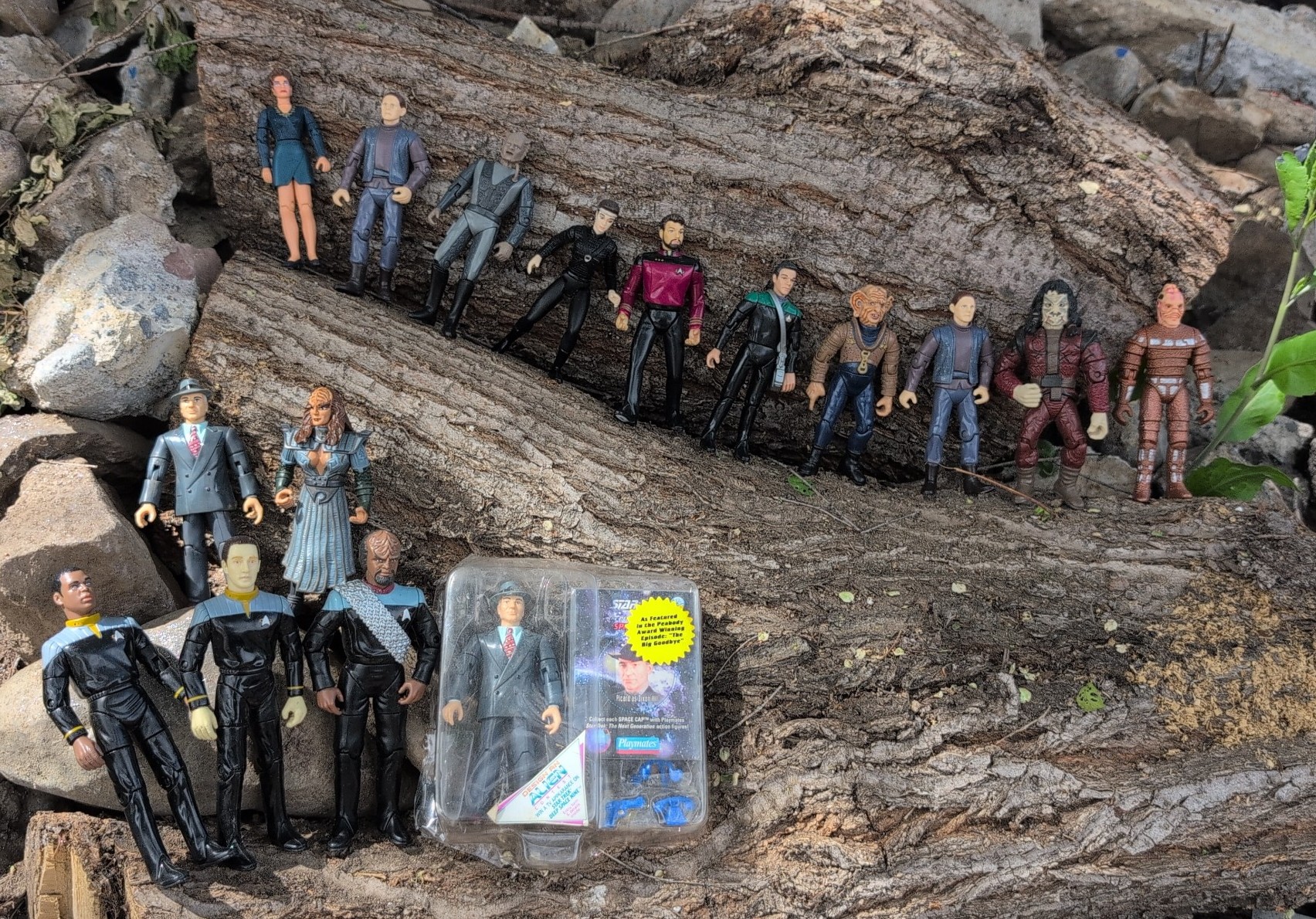 Star Trek ACTION FIGURES LOT 16 IN TOTAL