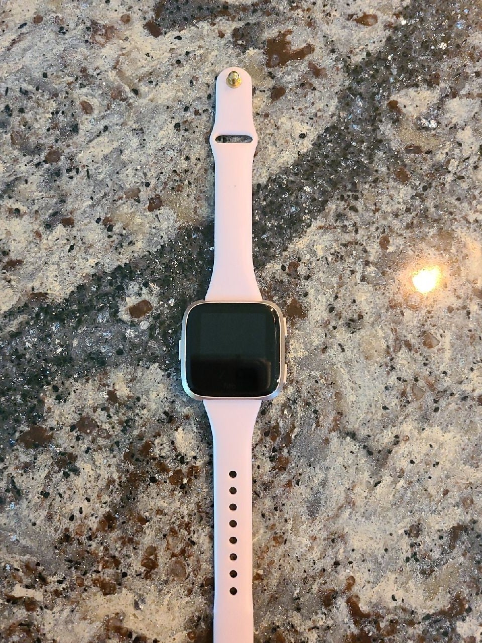 Fitbit Versa Smartwatch in Peach/Rose Go