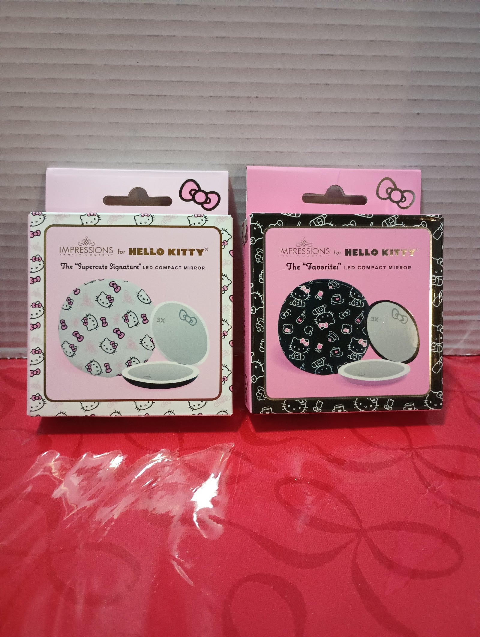 #MN/A MPRESSION HELLO KITTY (1) ITEM ONLY (BLACK OR WHITE) LED COMPACT MIRROR