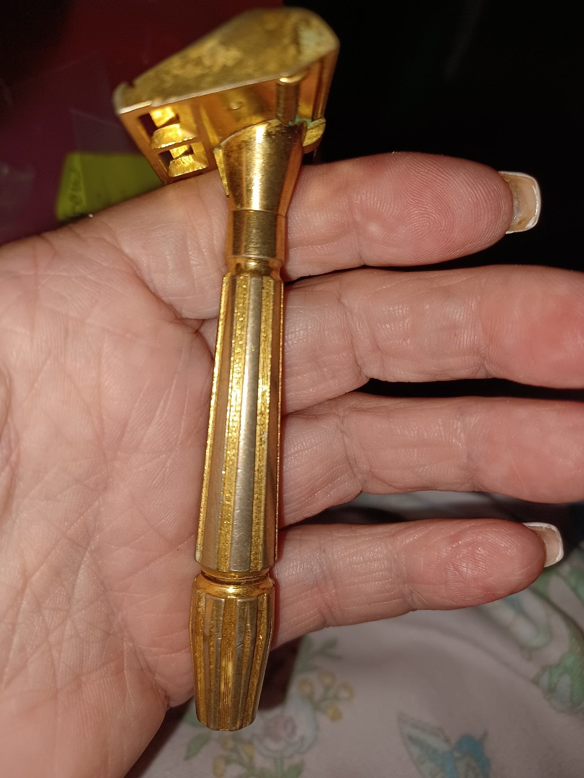 Antique/vintage twist up razor (no blades are included)