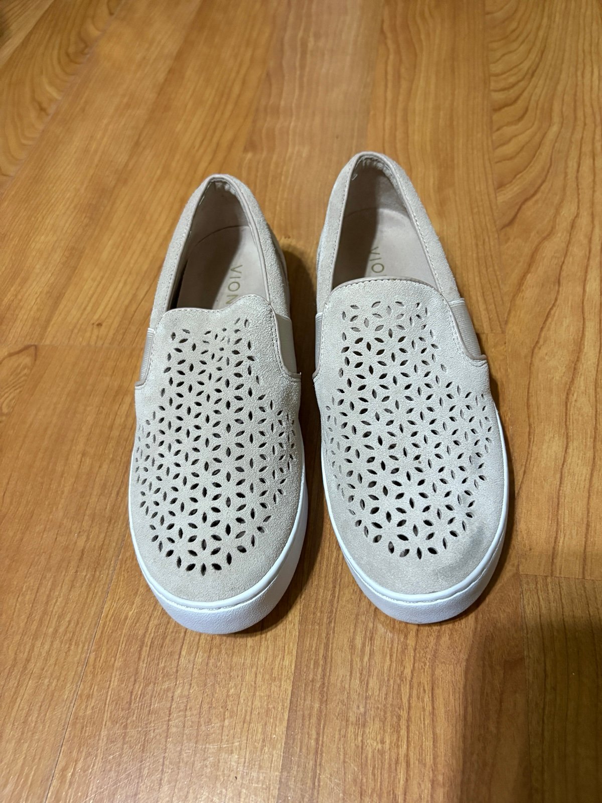 Vionic Women's Kani Gray Beige /Suede/ Mesh/slip On Sneaker Size 6