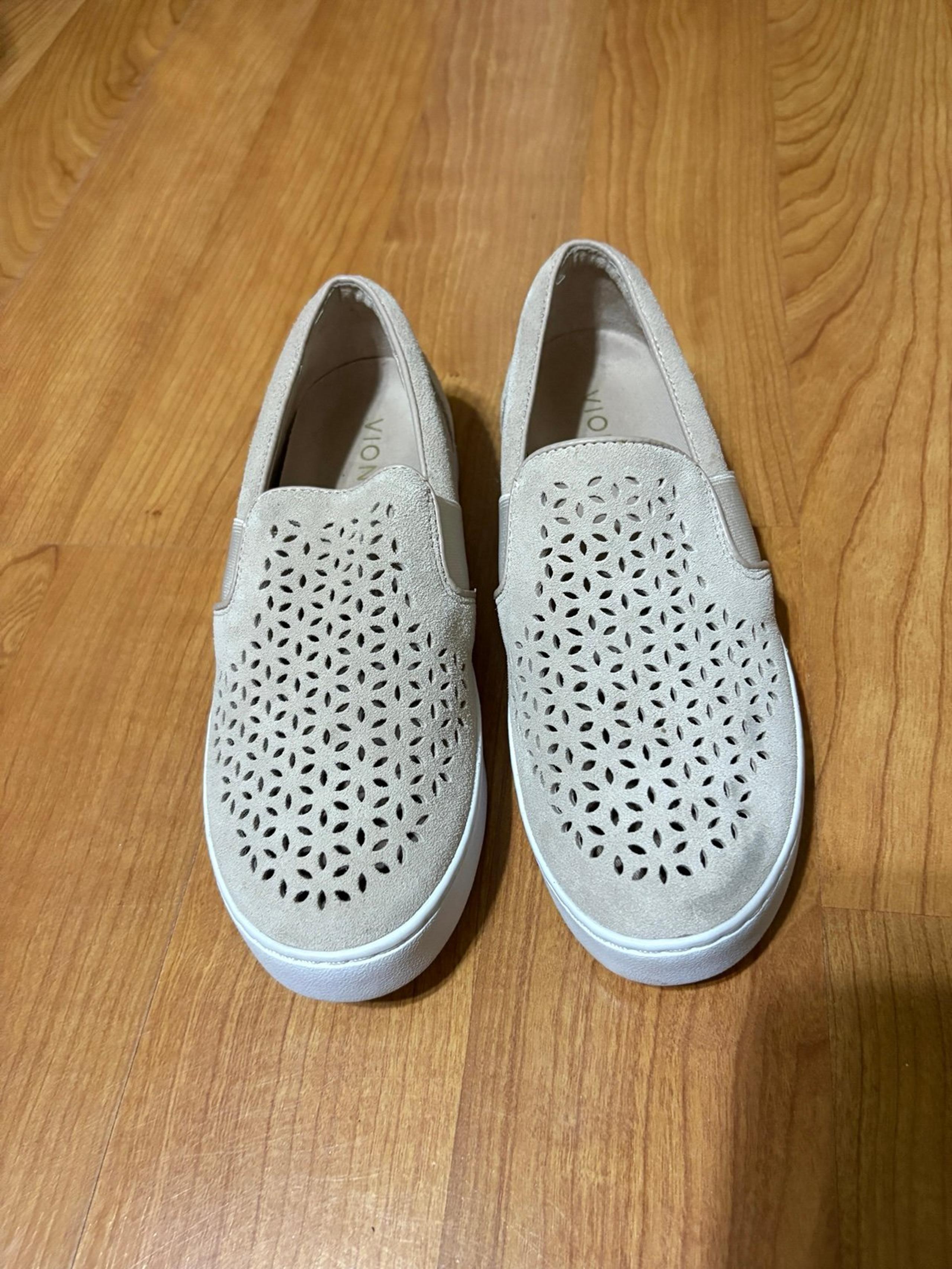 Vionic Women's Kani Gray Beige /Suede/ Mesh/slip On Sneaker Size 6