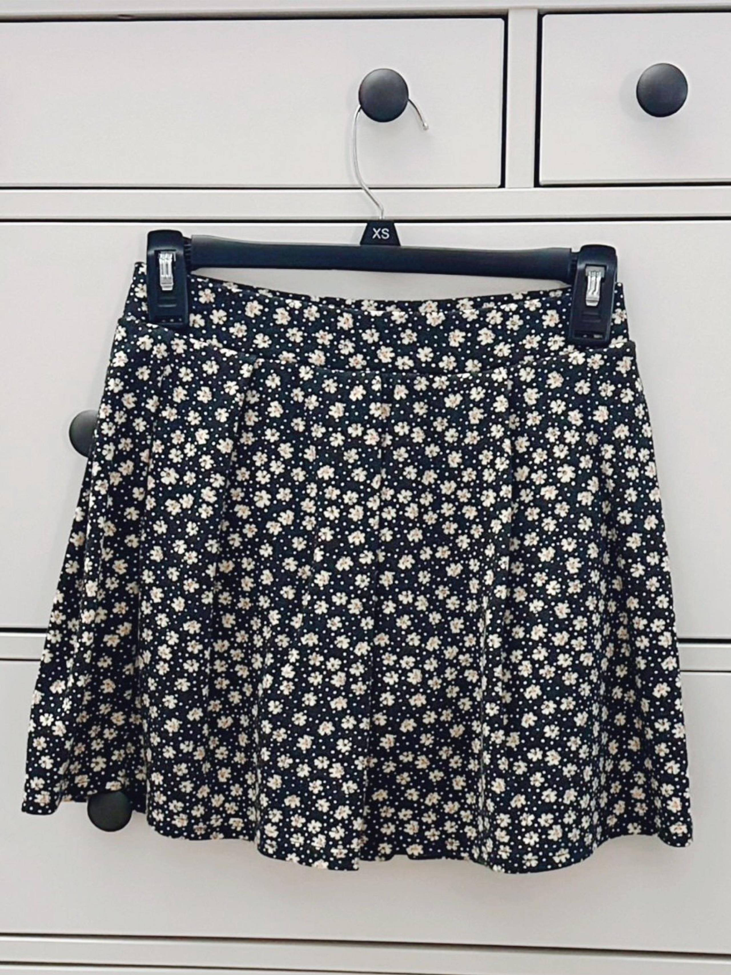 Juniors' SO® Pleated Mini Skort (S)