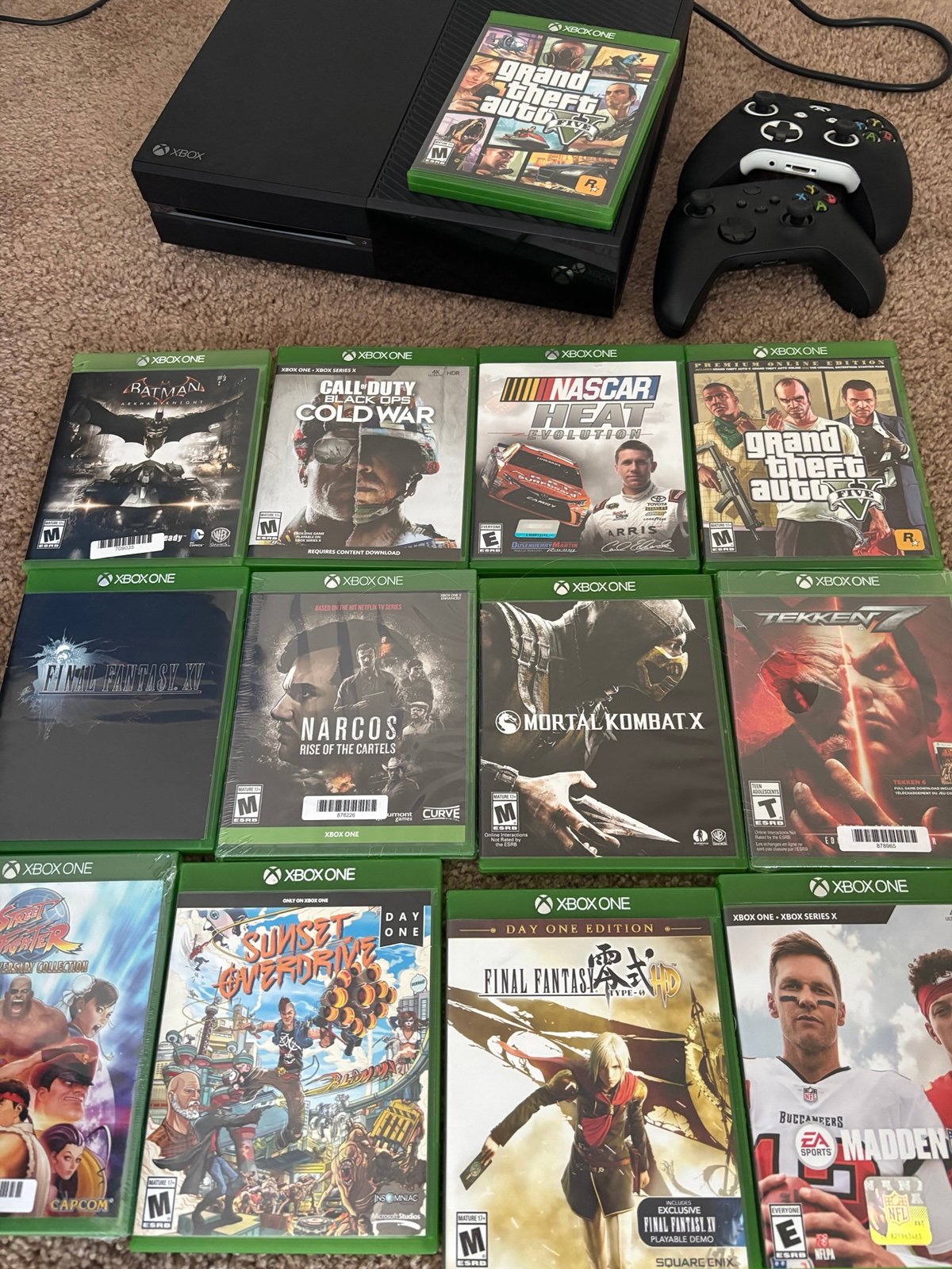 XBOX ONE W GAME LOT