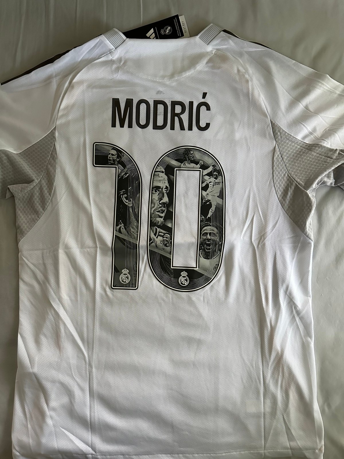 Adidas Real Madrid 25/26 home Jersey, #10 Modric memorial edition. Size large