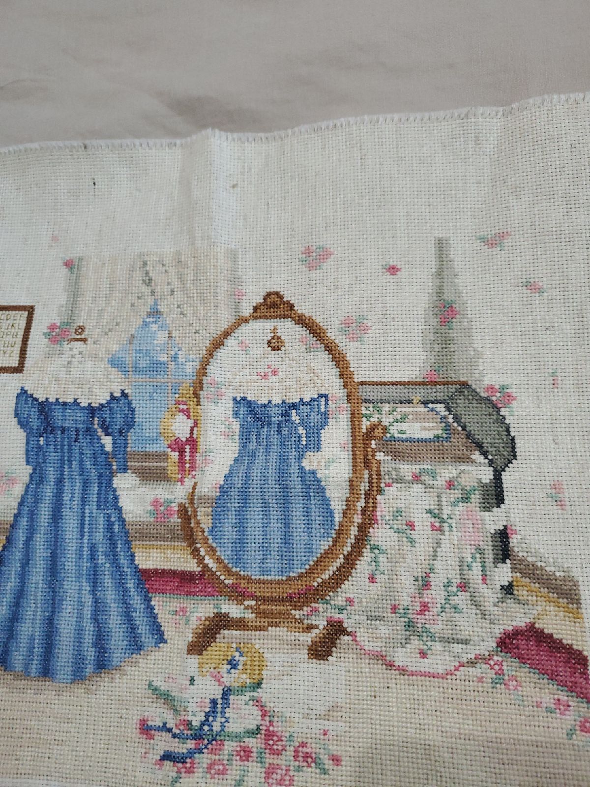 Cross stich maniqui in a mirror