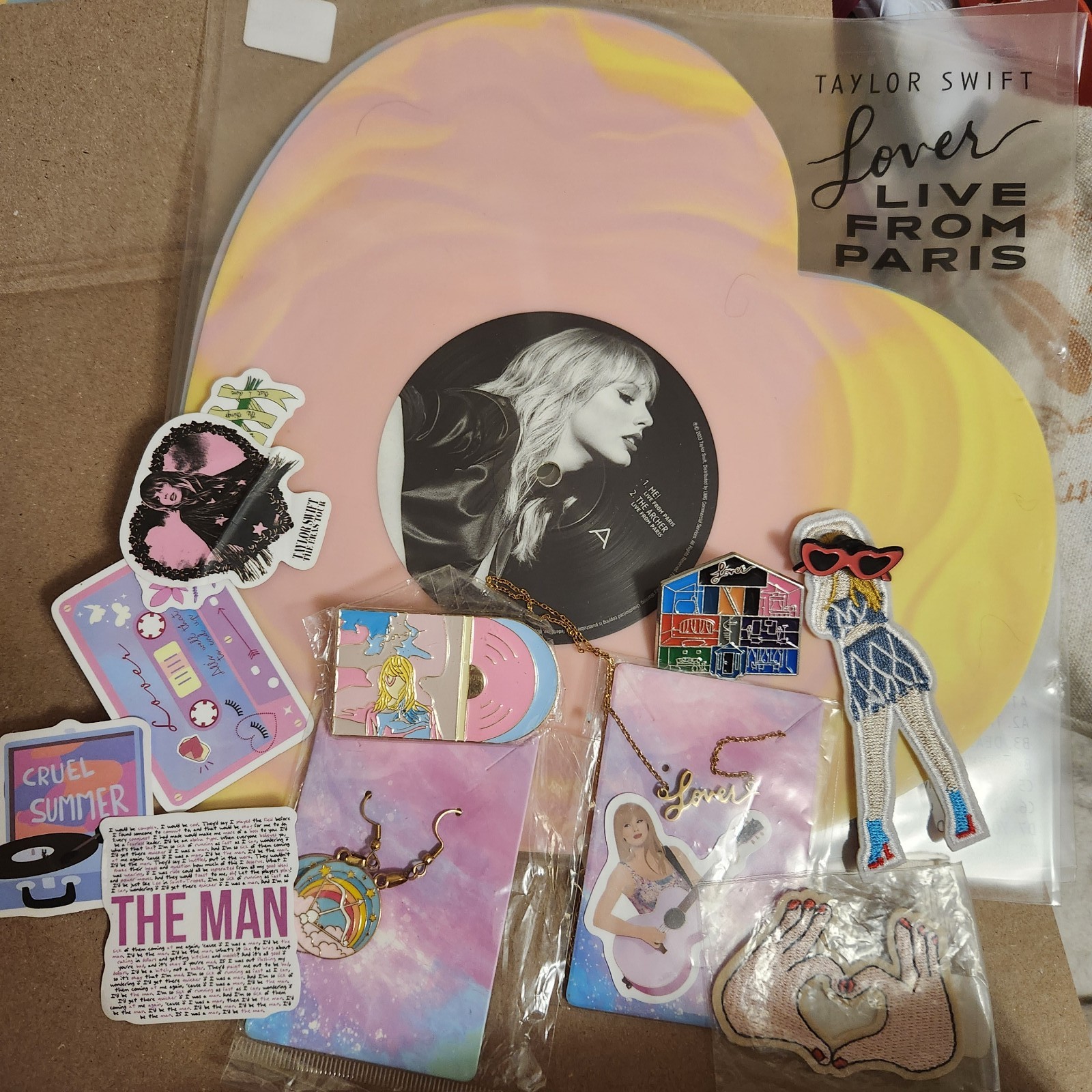 Taylor Swift heart Shaped vinyls lover live in Paris