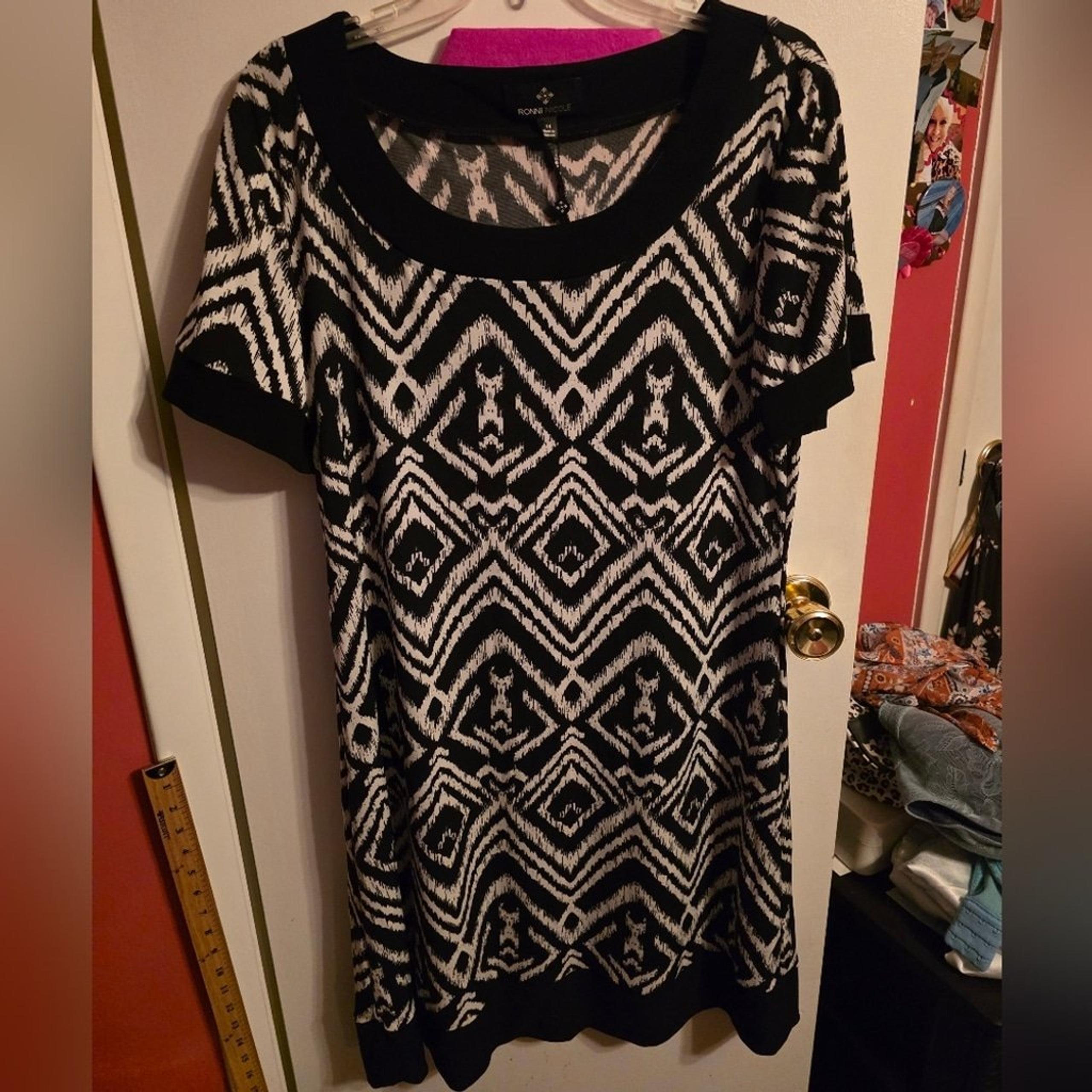 Ronni & Nicole Black & Cream Colored Knee Length Dress Size 14
