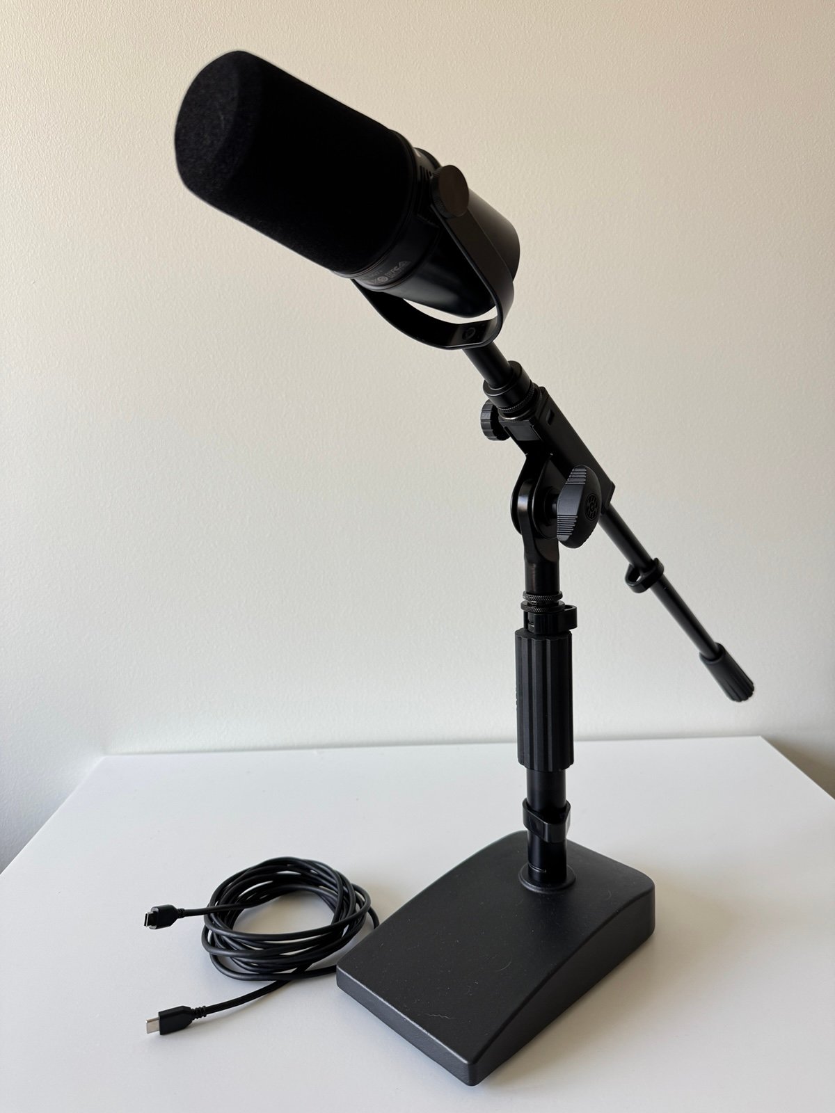 Shure MV7 XLR/USB Podcast Mic with Gator Stand