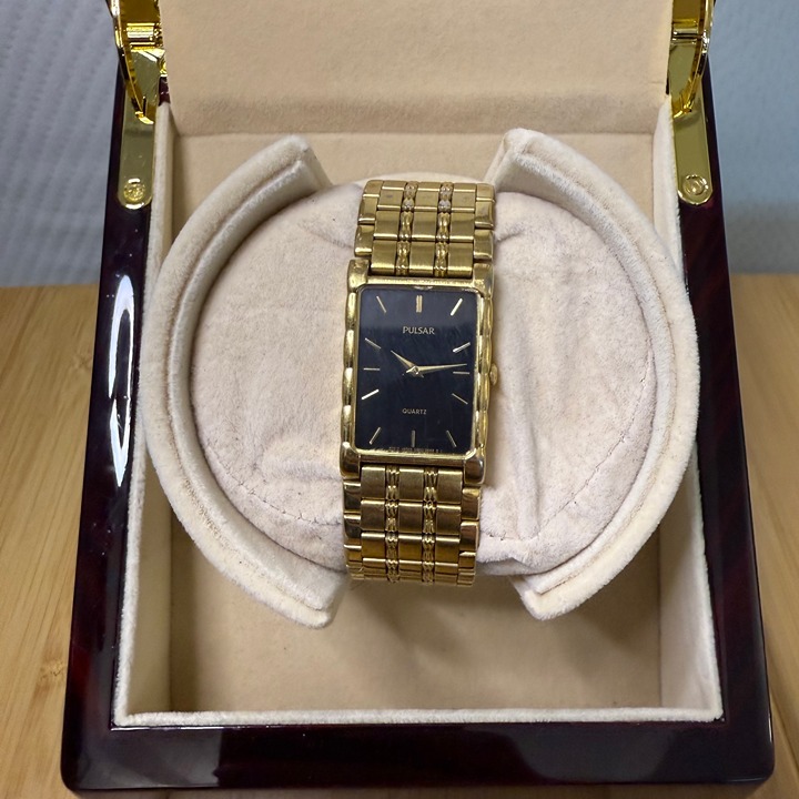 Pulsar Black & Gold Tank Watch V500-5B00, 23.5mm