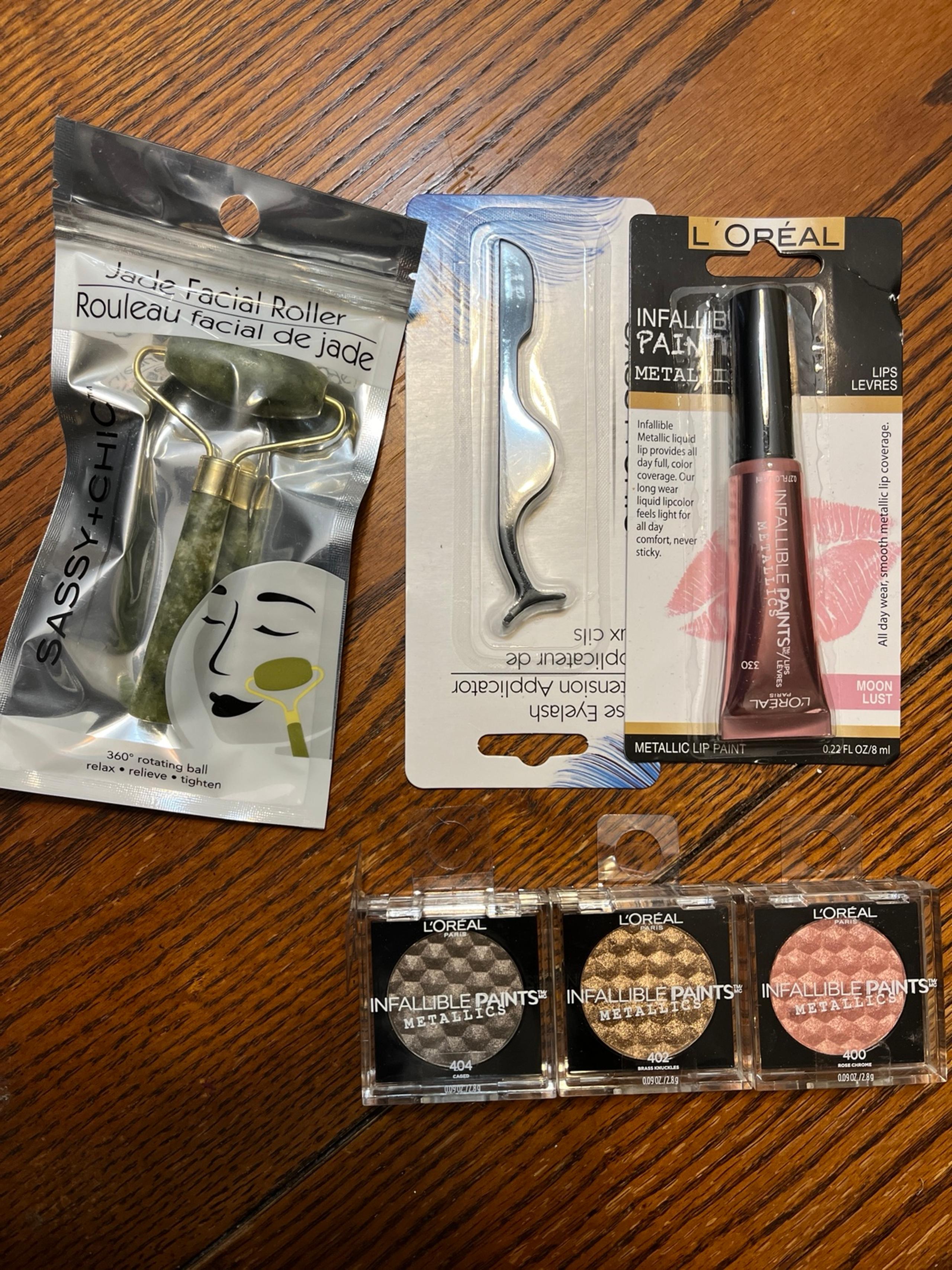 Makeup  and eyelash applicator
