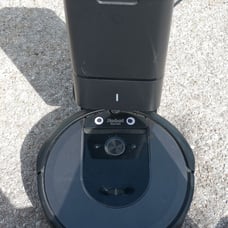 iRobot Roomba i7 plus automatic vacuum robot dirt dispenser