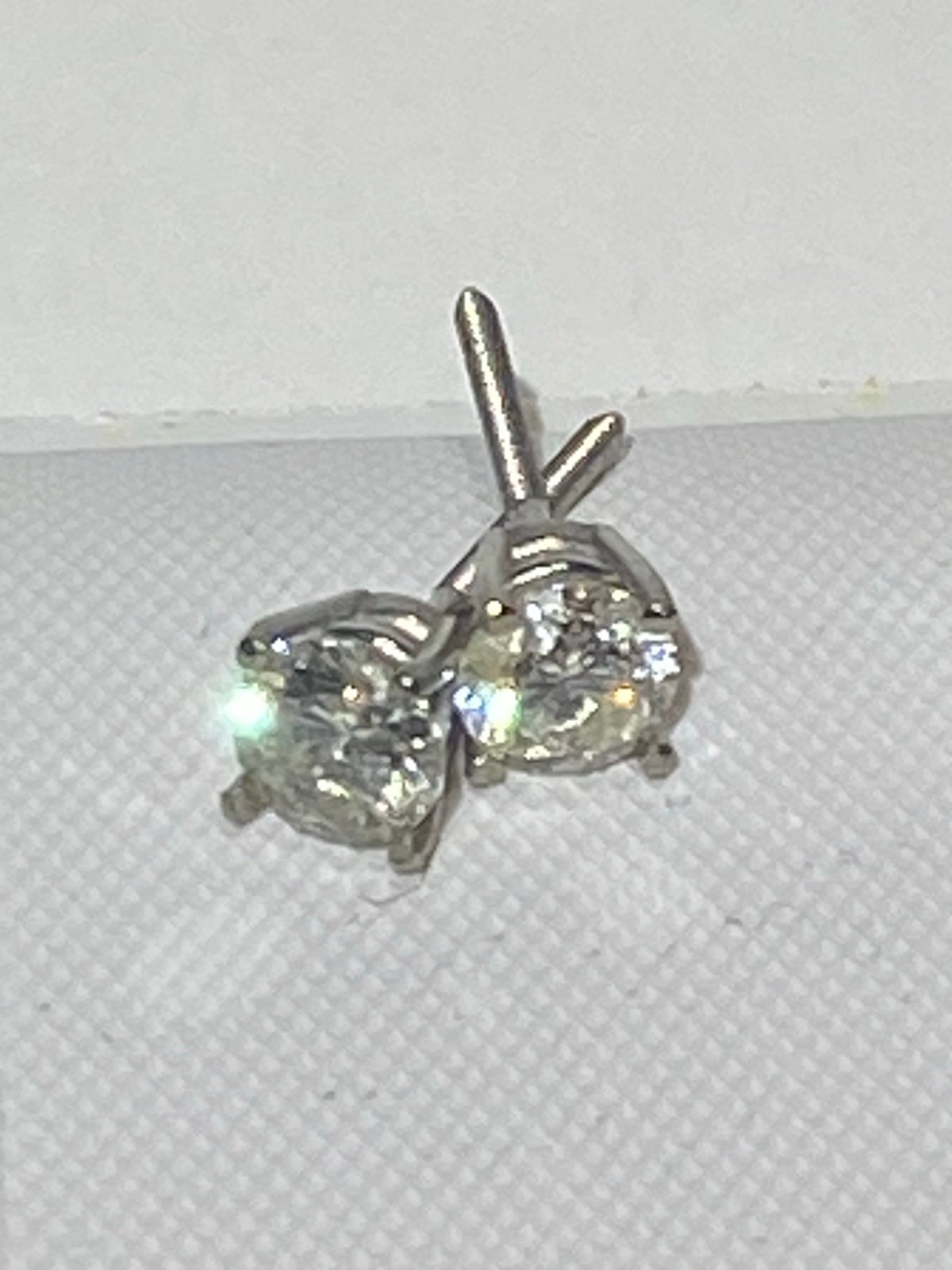 14k white gold stud diamond earrings