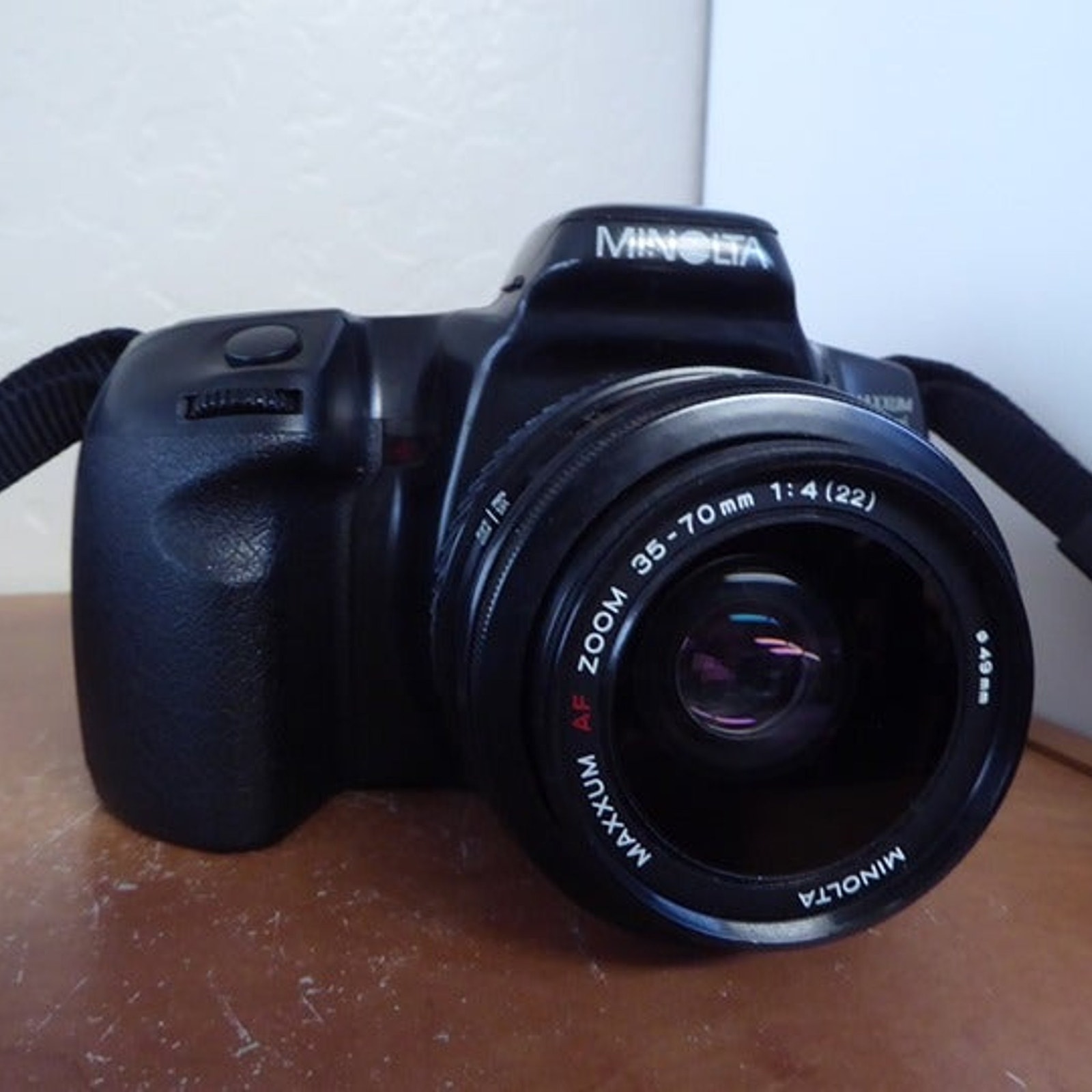 Minolta Maxxum 400si 35mm SLR Camera w/AF Zoom 35-70mm 1:4(22)