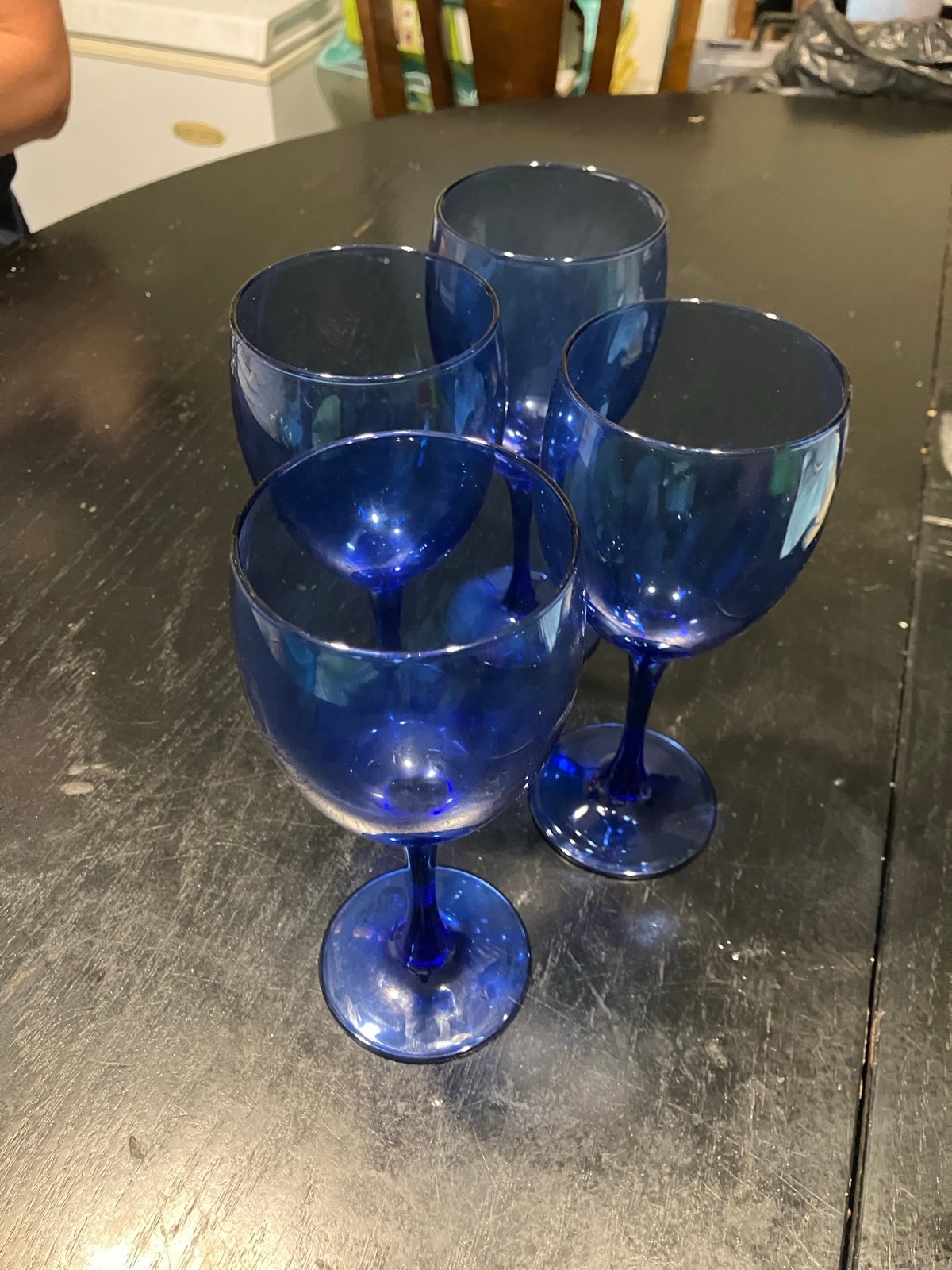 Set of 4 wine glasses