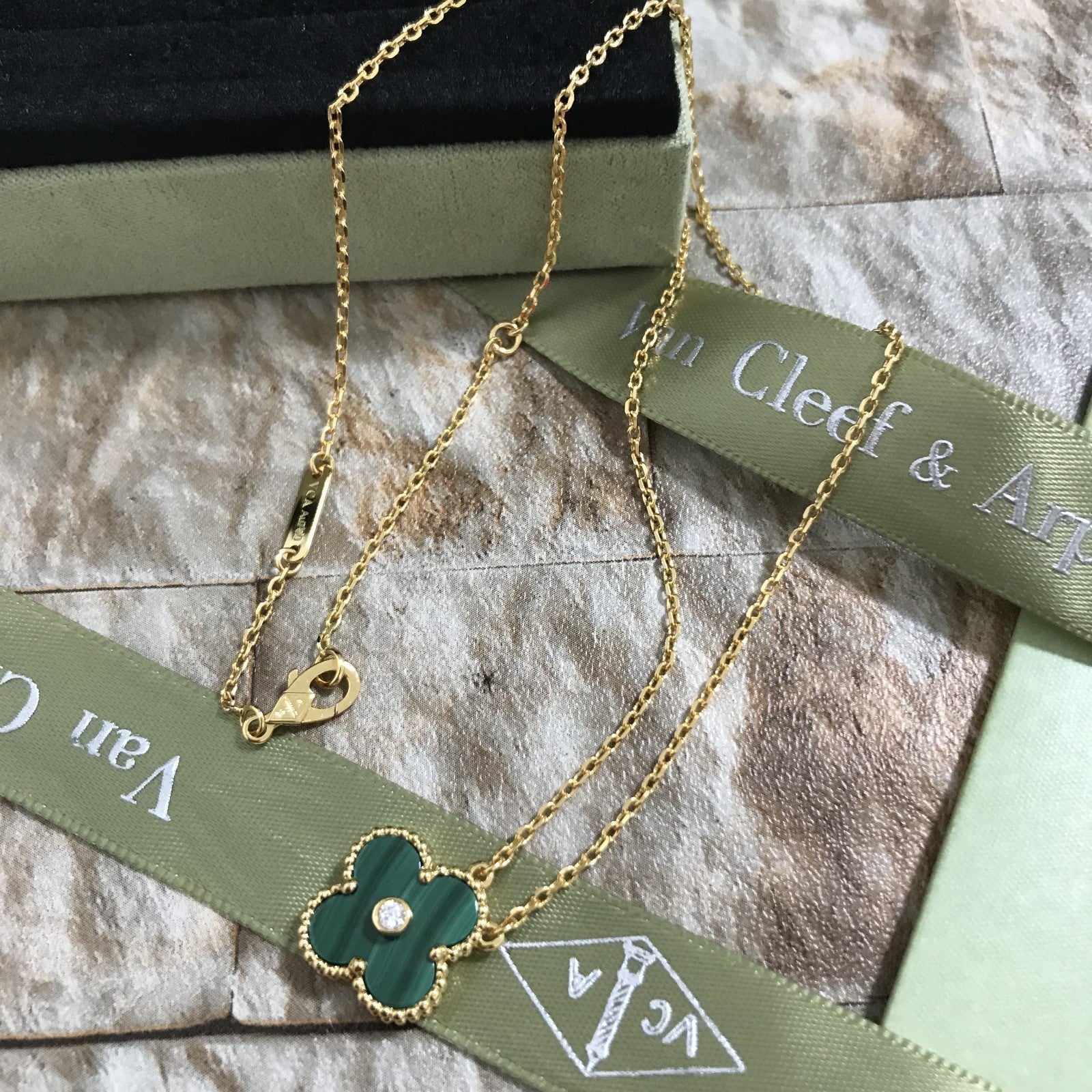 Ladies 18k rose gold cIover necklace