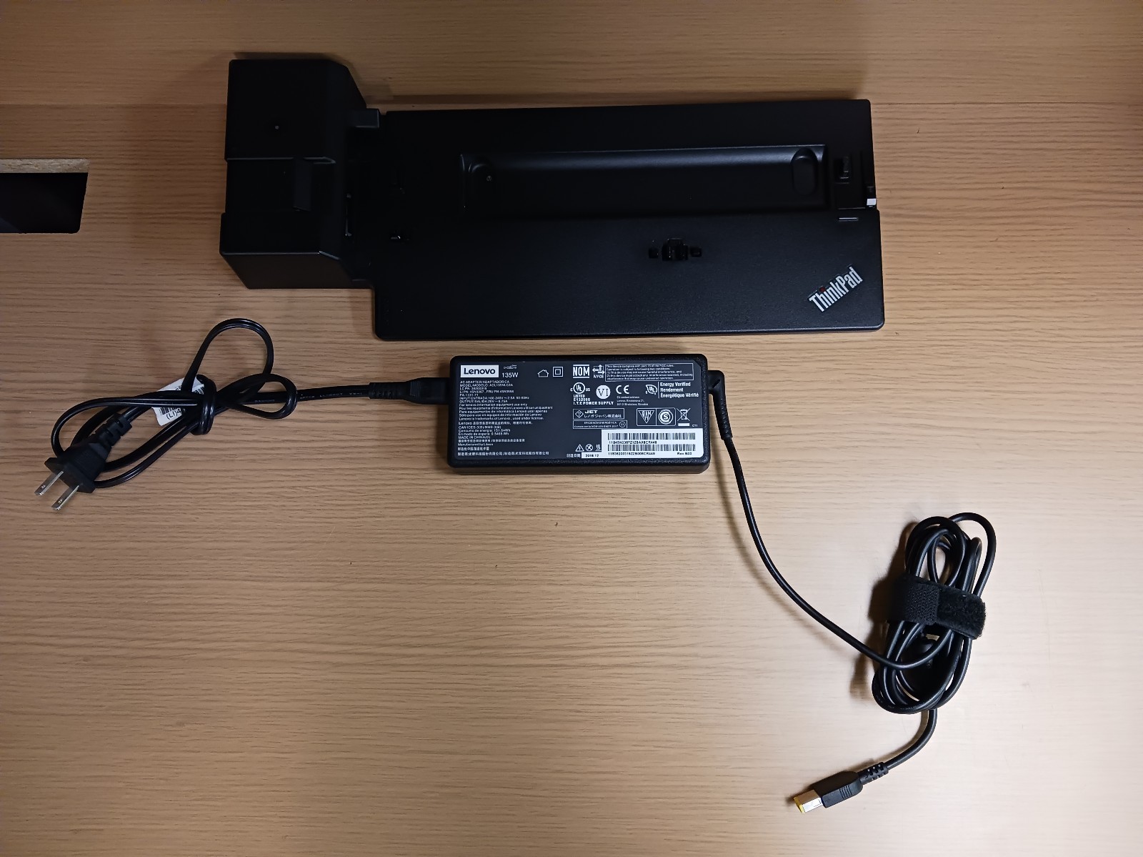 Lenovo ThinkPad Pro Docking Station 40AH FPONW Includes Power Adapter