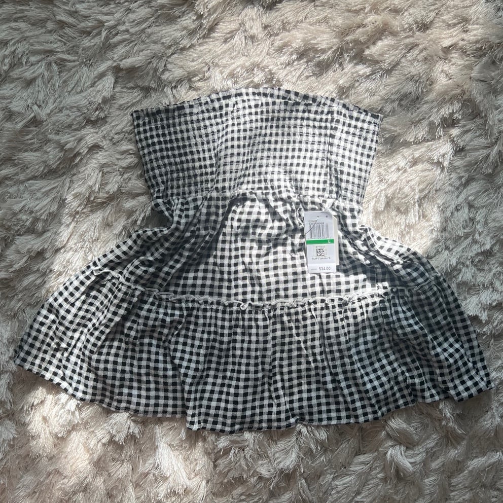 skirt / sleeveless top