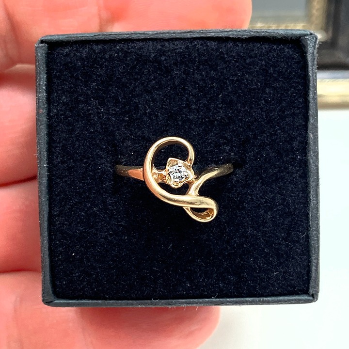 10k Solid Yellow Gold Genuine Diamond Estate Ring (size 5.75) (2.1 grams)