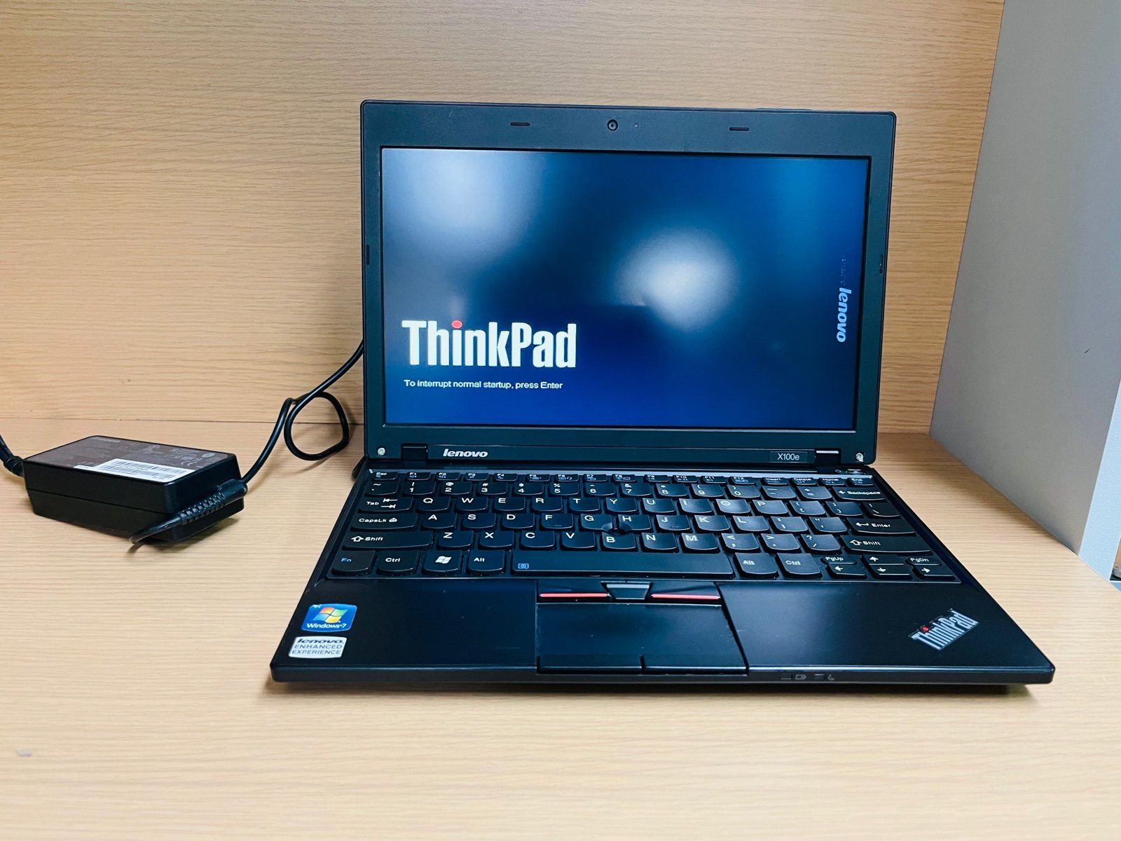 Lenovo X100e AMD MV-40 1.6GHz / 320GB HDD /2GB RAM No OS, BAD BATTERY