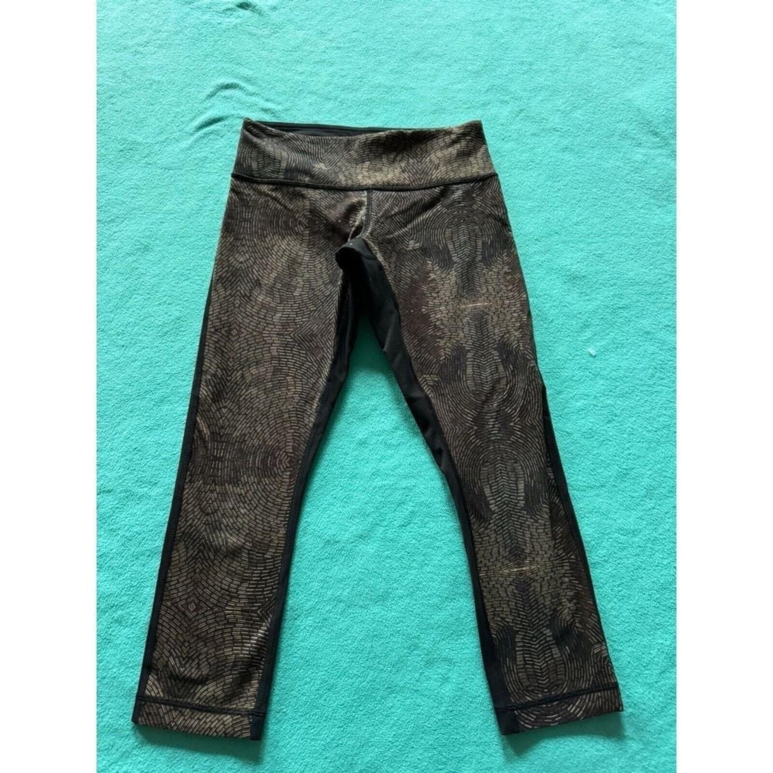 Lululemon Women's Black Gold Golden Goddess Wunder Under Cropped Pants Size 4